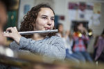 eine junge Flötistin spielt © FangXiaNuo / Getty Images
